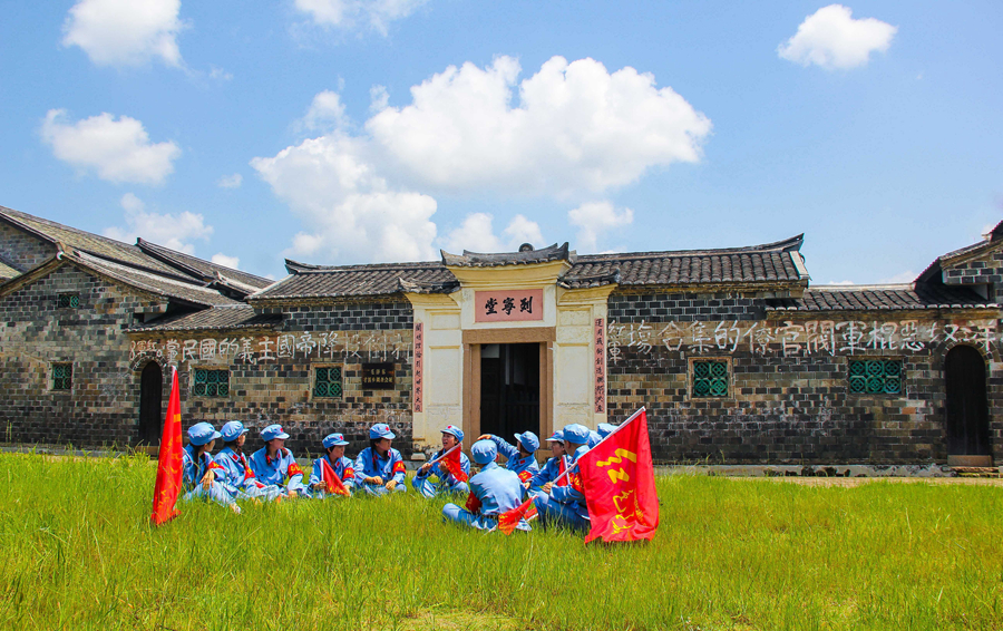 聆听红色故事。陈金来供图