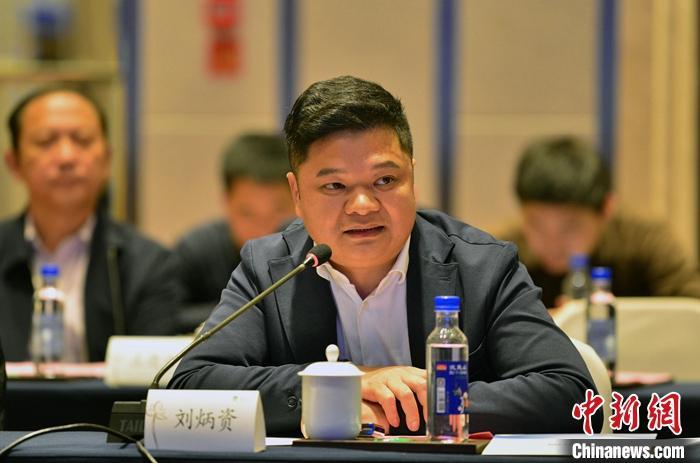 图为4月6日，福建福州，旅意福建华侨华人同乡总会会长、意大利中资五金配件公司董事长刘炳资在海外侨商联谊发展座谈交流活动上发言。 中新社记者 张斌 摄