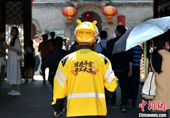 图为正在配送商品的外卖员。　吕明 摄
