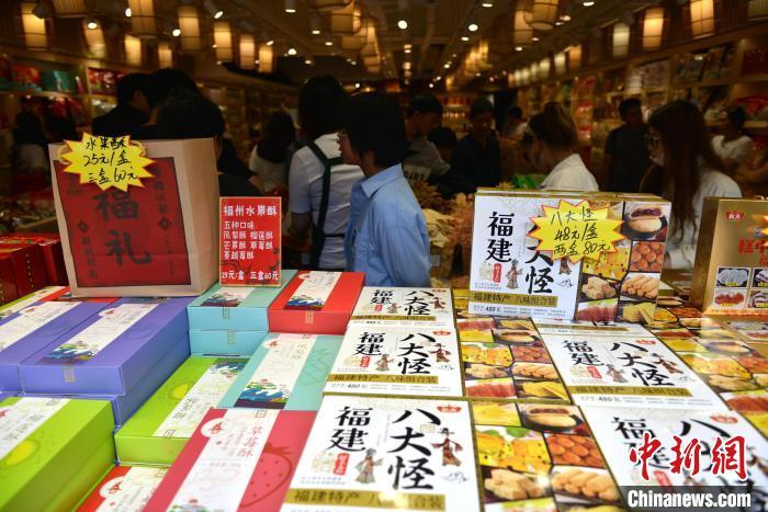 图为福建特产吸引游客购买。　吕明 摄