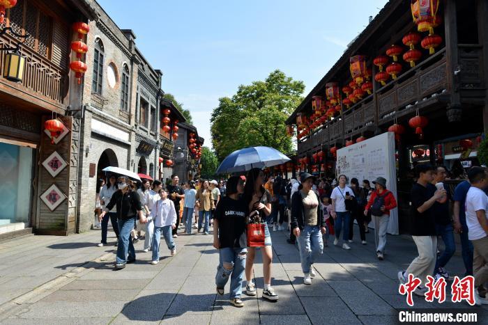 图为游客在福州三坊七巷游玩。　吕明 摄
