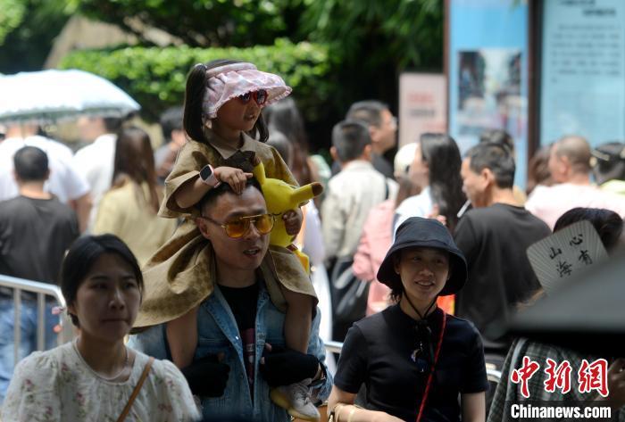 图为游客在福州三坊七巷游玩。　吕明　摄
