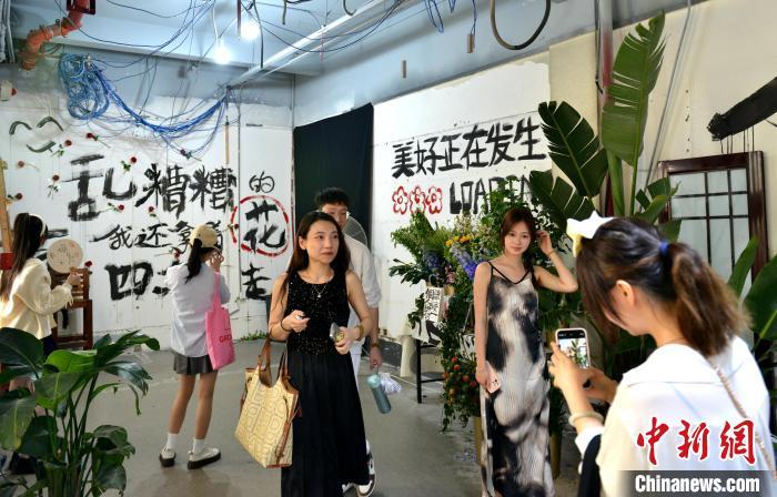 图为游客在福州三坊七巷文创店参观。　吕明 摄