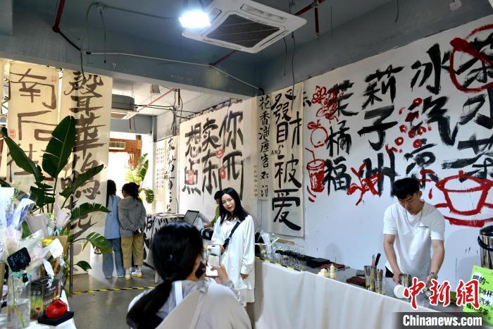 图为游客在福州三坊七巷文创店参观。　吕明 摄