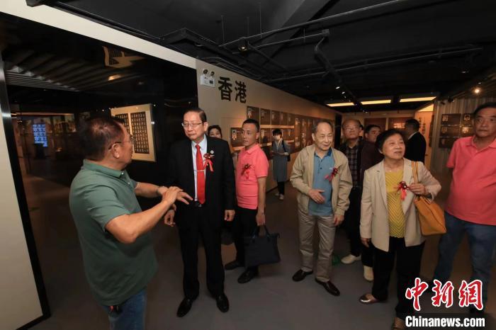 海外侨亲参观永宁镇侨史馆，了解家乡历史和发展。　孙虹 摄
