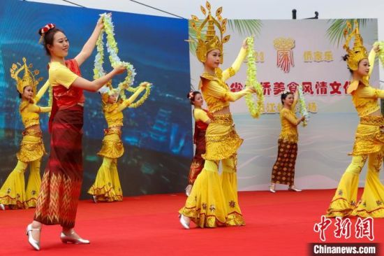 充满异域风情的开场舞。　连江县融媒体中心 供图