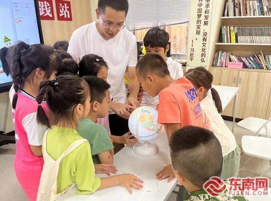 AR地球仪展示（后亭村新时代文明实践站供图）