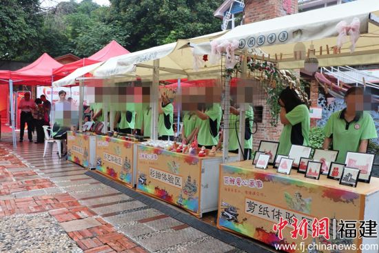 残障学生义卖作品。