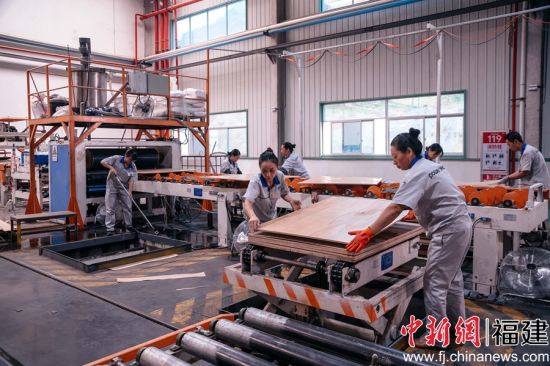 图为圣象集团在建瓯的生产车间。李南轩 摄