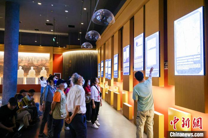 图为高雄里长参访法海寺壁画艺术馆。　北京市石景山区台办 摄