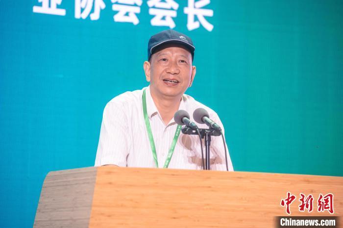 湖南省竹产业协会会长欧阳硕龙介绍了湖南竹产业发展的大致情况。　李南轩 摄