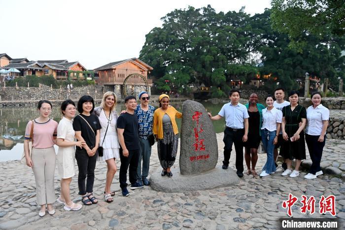 美国知名艺术家代表团成员在云水谣留影。　张金川 摄