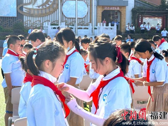 为新队员佩戴红领巾。吴允杰 摄