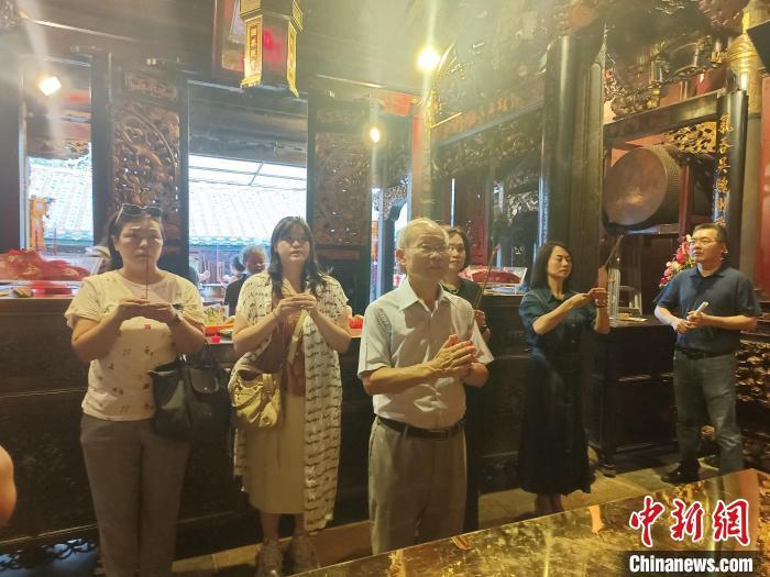 林政则（中）首次参访东山关帝庙，该庙是台湾众多关帝庙的香缘祖庙。　廖珍妹　摄