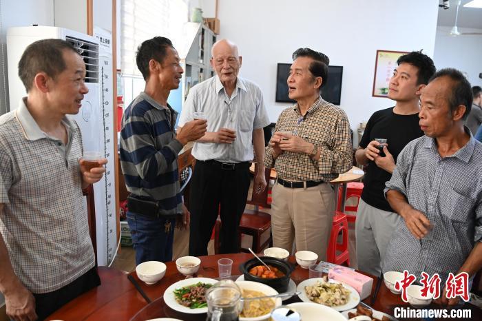 张荣恭(右三)在诏安县秀篆镇北坑村与族亲拉家常。　张金川 摄
