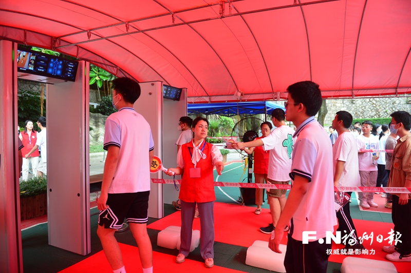 福州逾3.8万名考生参加高考