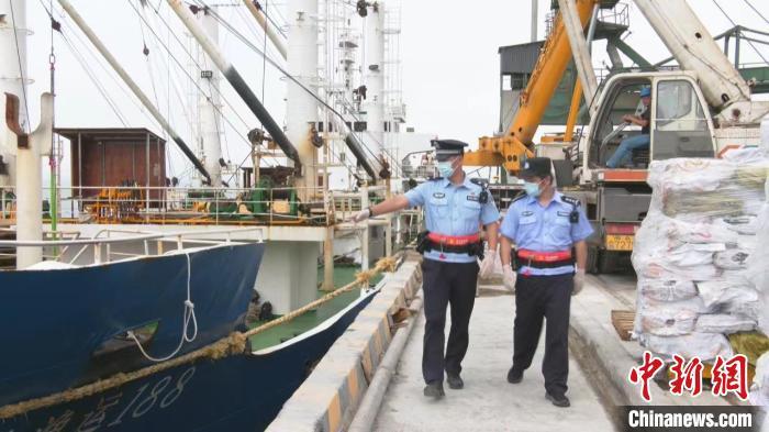 作业现场，福清边检站的执勤民警也加强了港区巡查。　薛有雄 摄