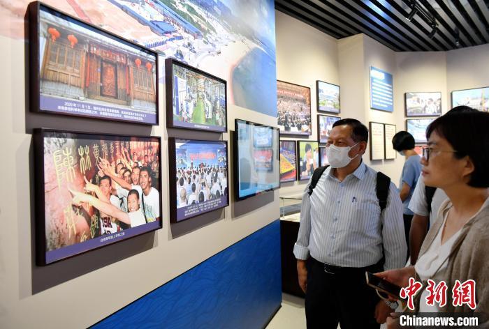 台湾专家学者正在参观展览。　吕明 摄