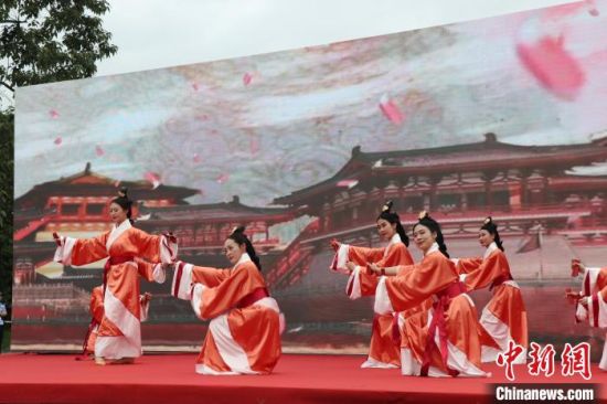 现场演出。　张筱惜 摄