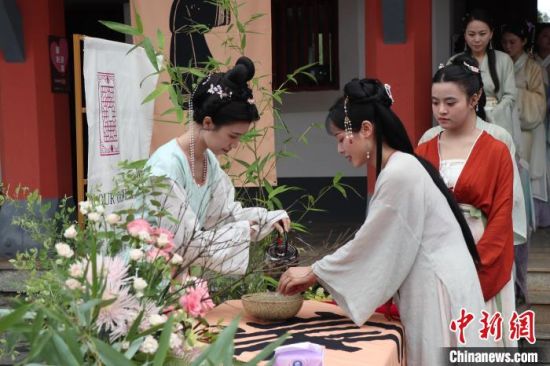 净手 张丽君 摄