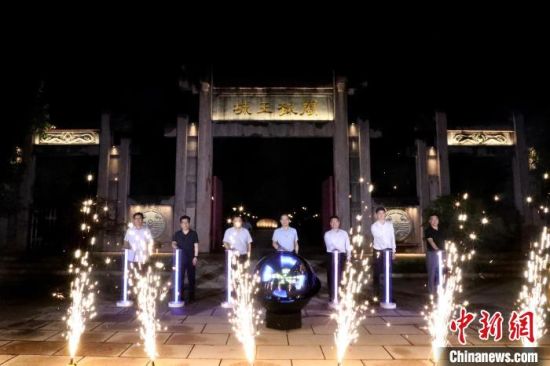 6月8日晚，在闽越王城阙楼牌坊举行了城村汉城国家考古遗址公园点靓王城仪式。　邱俊杰 　摄
