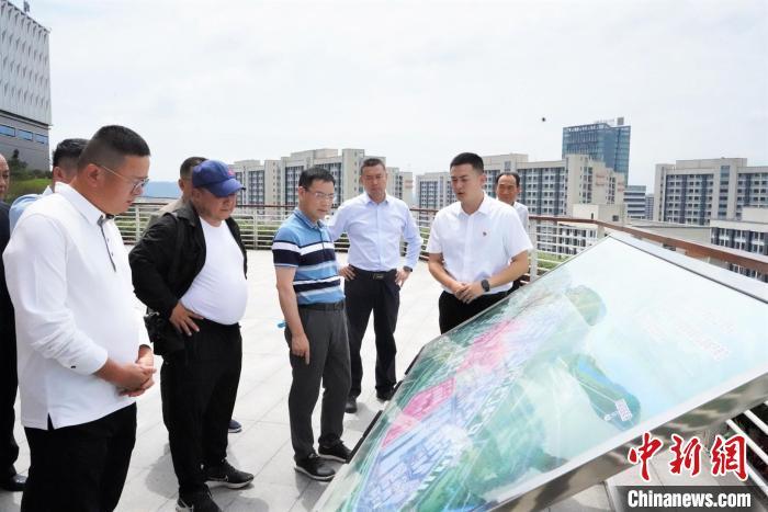 参观考察宜宾时代新能源有限公司。　严贵翔　摄