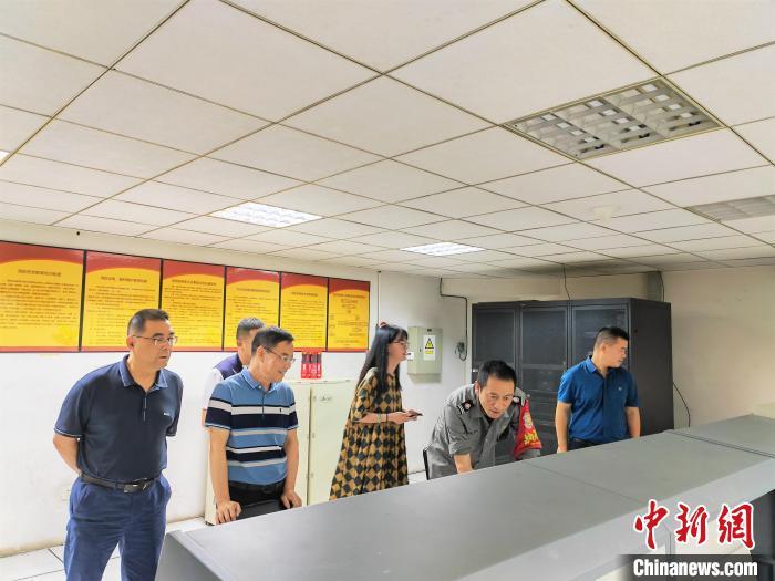 参观考察重庆炯旺商贸有限公司。　严贵翔 摄