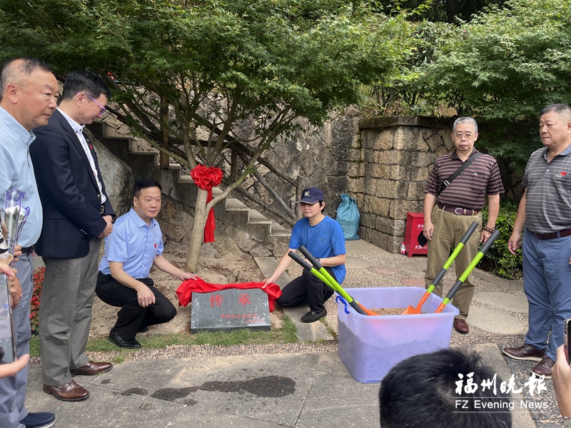 两岸抗战老兵后人共植“传承树” 两岸抗战老兵后人共植“传承树”