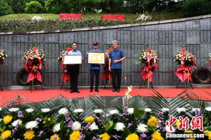 福州三山人文纪念园向国共两党抗日老兵后人宋升平、王宁分别赠送先辈手模拓印。吕明 摄
