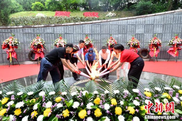 两岸抗战老兵后人代表与主办方代表一同点燃长明火。吕明 摄