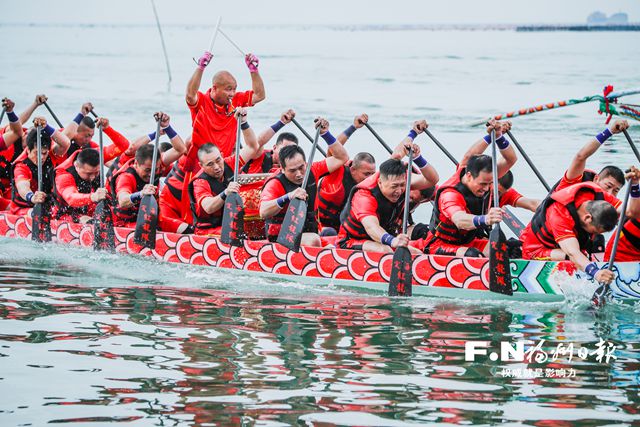 “蛟龙”竞渡定海湾 该活动始于明代