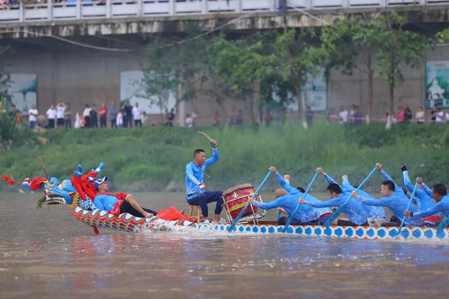 龙舟队员奋力向前。