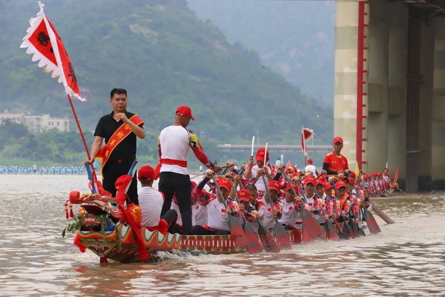 龙舟队员奋力向前。