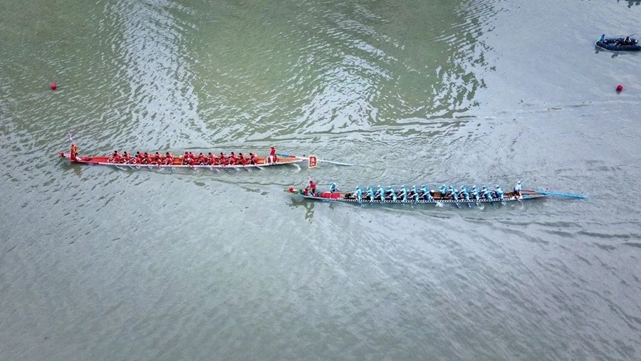 在宽阔的江面上竞相追逐