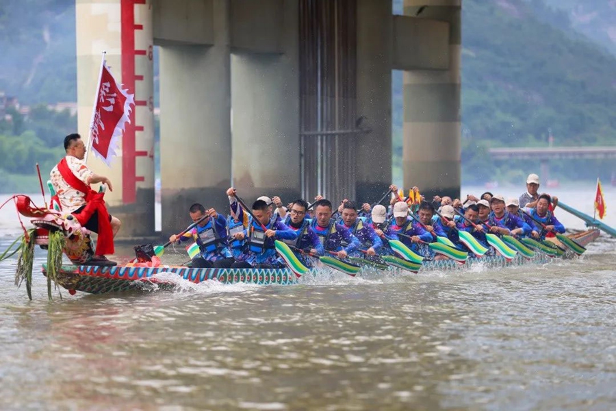 龙舟队员们动作整齐有序，在水面上划起一道道白浪。