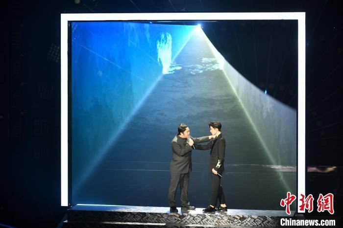 孙砾(左)、唐禹哲(中国台湾)带来歌曲《兄弟啊》 吕明 摄 孙砾(左)、唐禹哲(中国台湾)带来歌曲《兄弟啊》 吕明 摄