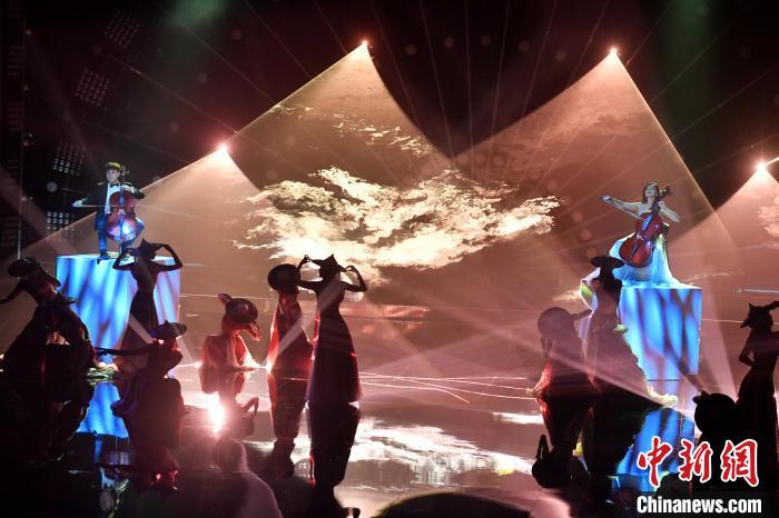 付迎娟、陈谦量(中国台湾)带来的器乐舞蹈《绽放》节目。 吕明 摄 付迎娟、陈谦量(中国台湾)带来的器乐舞蹈《绽放》节目。 吕明 摄