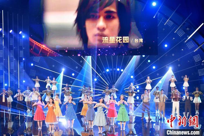 开场歌舞《致十五岁的“你”》。 吕明 摄 开场歌舞《致十五岁的“你”》。 吕明 摄