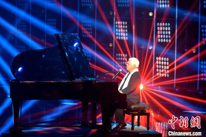 “台湾民歌之父”胡德夫自弹自唱《橄榄树》。 吕明 摄
“台湾民歌之父”胡德夫自弹自唱《橄榄树》。 吕明 摄