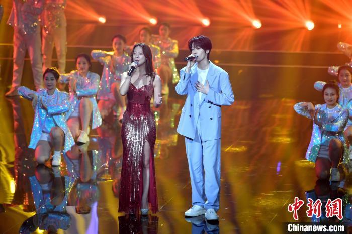 连淮伟(右)、赖芝芝(中国台湾)演出歌曲《有你有我》。 吕明 摄
连淮伟(右)、赖芝芝(中国台湾)演出歌曲《有你有我》。 吕明 摄
