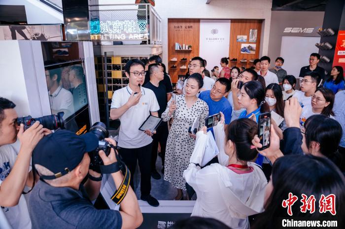 定制示范工厂可从脚型测量仪采集数据,按需进行“私人订制”。 李南轩 摄 定制示范工厂可从脚型测量仪采集数据,按需进行“私人订制”。 李南轩 摄