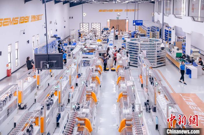 “高质量发展调研行”主题采访活动来到福建莆田双驰鞋业个性化定制示范工厂。 李南轩 摄 “高质量发展调研行”主题采访活动来到福建莆田双驰鞋业个性化定制示范工厂。 李南轩 摄