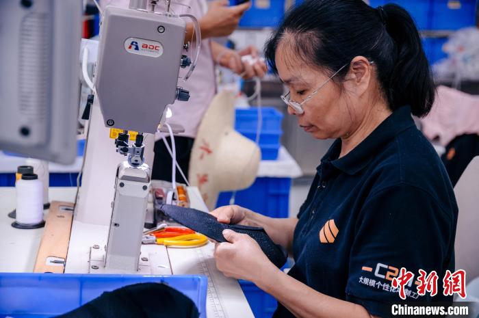 图为员工在生产线工作。 李南轩 摄 图为员工在生产线工作。 李南轩 摄