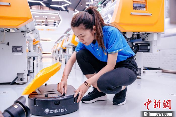 图为员工在调试AGV搬运机器人。 李南轩 摄 图为员工在调试AGV搬运机器人。 李南轩 摄