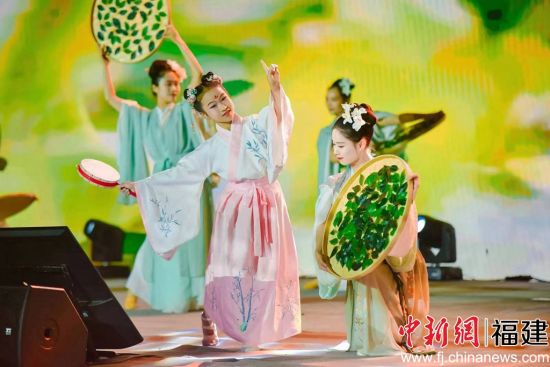 文艺节目表演。 文艺节目表演。