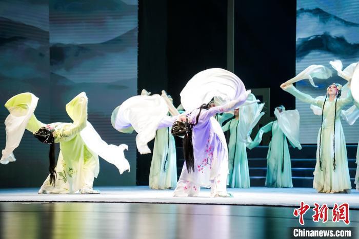 图为“花开新时代群芳竞风流”主题戏曲晚会现场。 主办方供图 图为“花开新时代群芳竞风流”主题戏曲晚会现场。 主办方供图