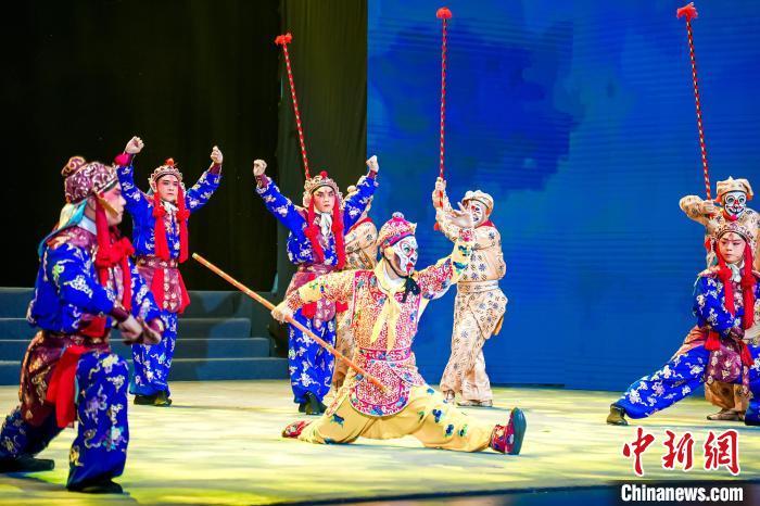图为“花开新时代群芳竞风流”主题戏曲晚会现场。 主办方供图 图为“花开新时代群芳竞风流”主题戏曲晚会现场。 主办方供图
