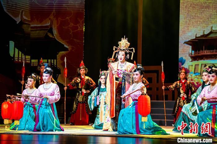 图为“花开新时代群芳竞风流”主题戏曲晚会现场。 主办方供图 图为“花开新时代群芳竞风流”主题戏曲晚会现场。 主办方供图