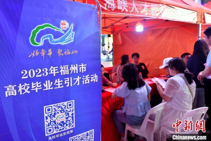 图为应聘者质询就业创业政策。 吕明 摄