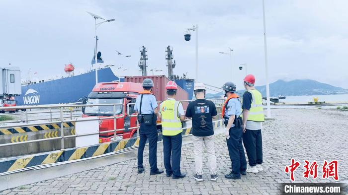 平潭边检站移民管理警察保障货物通关。　徐春浩 摄
